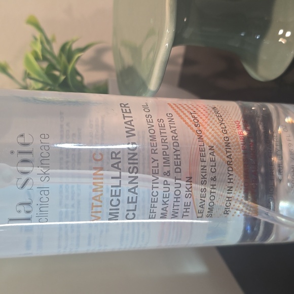 La Soie Vitamin C Micellar Cleansing Water - Picture 2 of 3